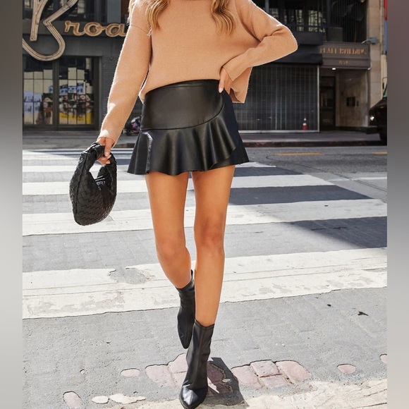 DO+BE Pants - Do+Be / Vici Clueless Faux Leather Black Mini Skort Size Small NWT